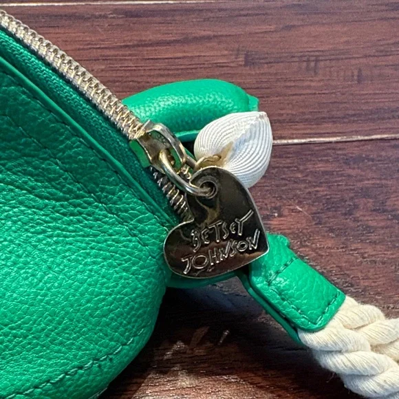 Betsey Johnson "Turtley Awesome" green faux pebbled leather turtle wristlet - Picture 6 of 6